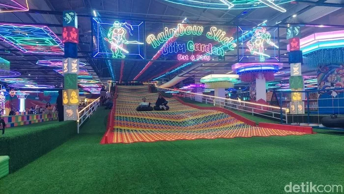 Rainbow Slide di City Garden Eat and Play di Transmart Cimahi